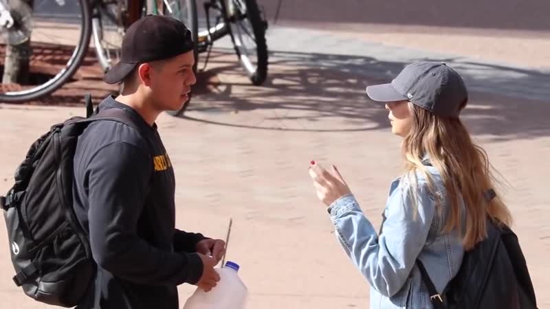 Девушка клеит парней на китайском пранк