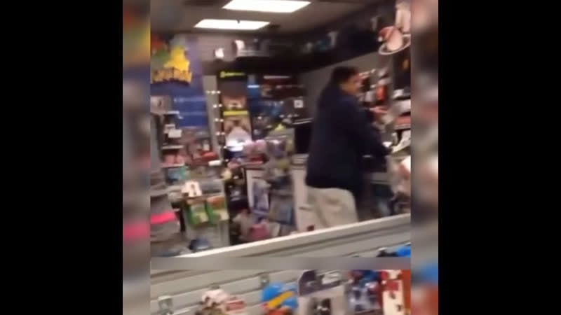 К пиндосу в продмаге обратились "сэр"