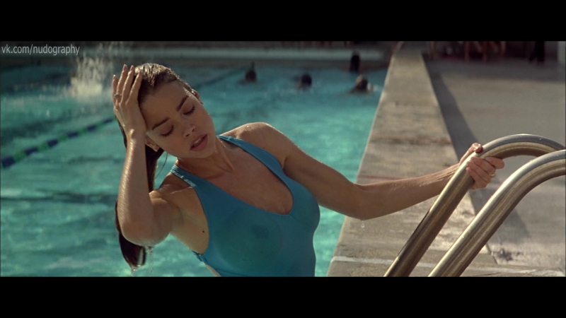 Дениз ричардс (denise richards) в фильме "дикость" (wild things, 1998, джон макнотон) 1080p