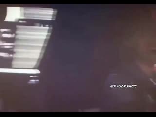 E no dia que os jikook estavam no maior love tirando fotos e conversando, mas qu ( 522 x 750 ) mp4