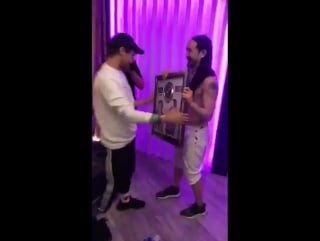 Steve present louis the jho canadian platinum plaque backstage at ultra 2017