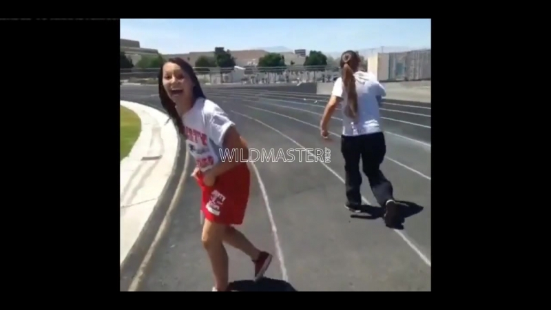 Стягиваем штаны с девченок и проверяем их на лоость