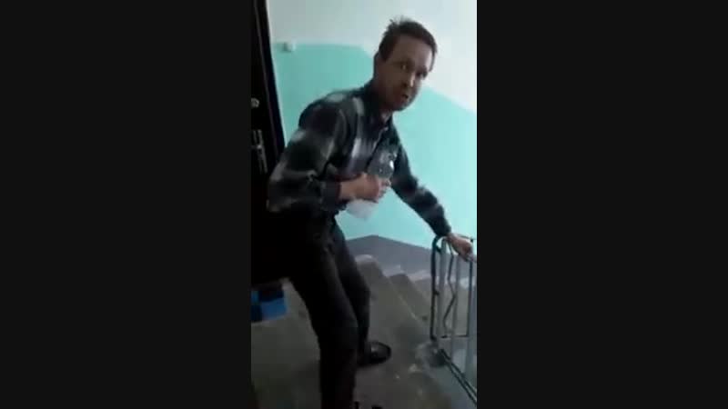 Сосед пришел за долей похмелья после нового года 😂😂😂