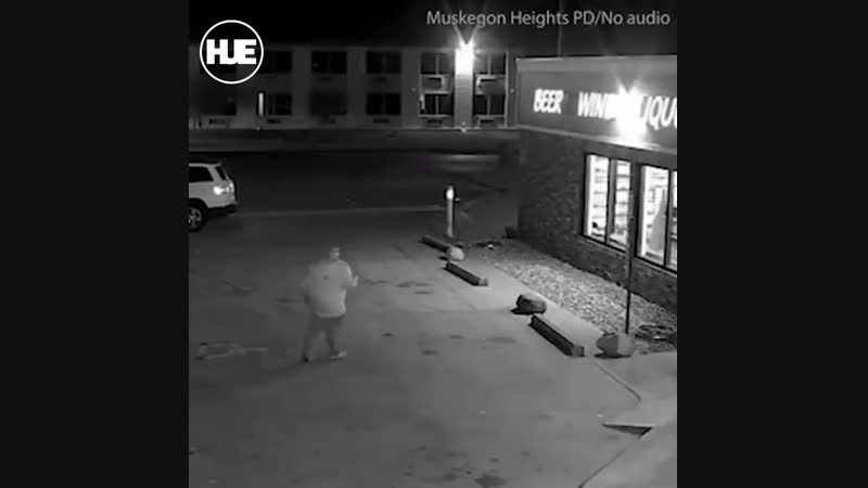 В штатах автомобиль на ручнике снялся с него и врезался в дом