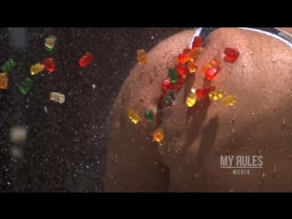Попка, мишки и оружие ) hot girl shot in the butt with gummy bears slow motion 5,000 frames per second! не секс sex не порно