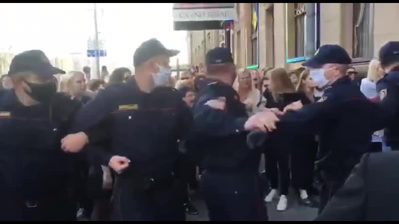 Протестующие в минске применили против полиции звуковое оружие