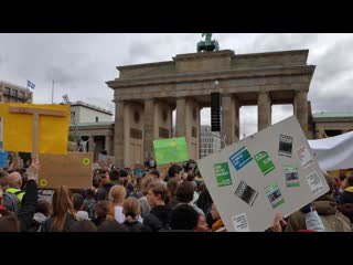 Live aus berlin klimaaktivisten demonstrieren vor dem referendum am brandenburger tor