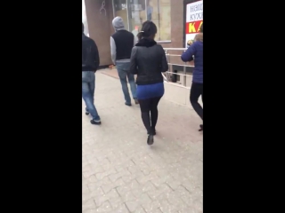 Девушке с большой попой задрали юбку в людном месте