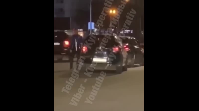 На проспекте победы в киеве дорожный конфликт между двумя водителями завершился неожиданно мужик живой