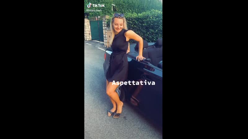 Запрыгнула в кабриолет и роздвинула ноги в юбке