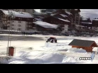 Неудачный прыжок с трамплина на авто