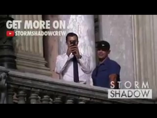 Джейим на балконе оперы фотографирует фанов