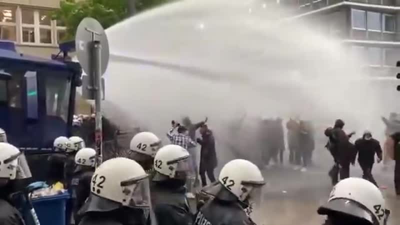 Hamburg polizei versucht mit wasserwerfer demo aufzulösen