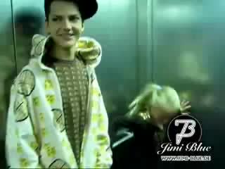 Jimi blue im fahrstuhl