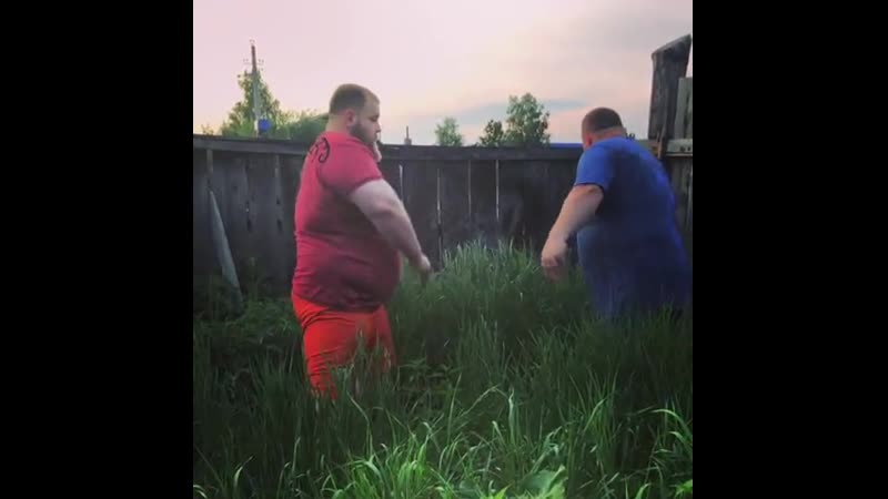 Чемпион по пощёчинам одолел арбуз одной правой