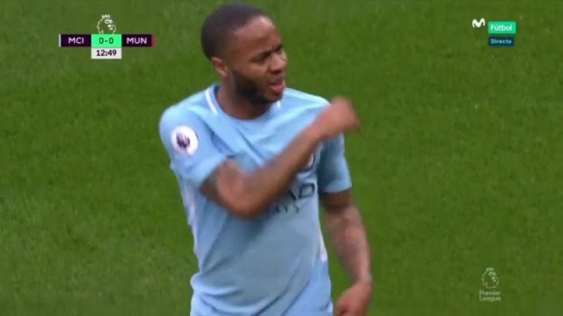 Болельщики молодые кидают бананы