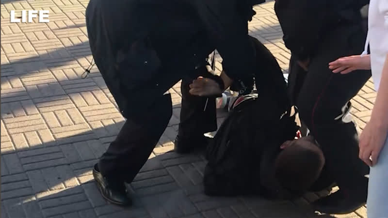 Полицейский брызнул перцоой в глаза парню