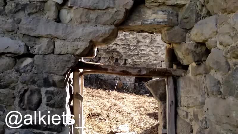 Якуб гогиев показывает разрушенные башни