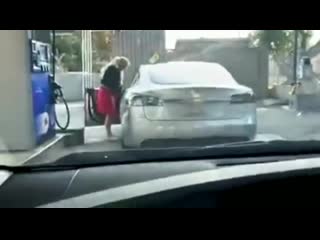 Блондинка и тесла