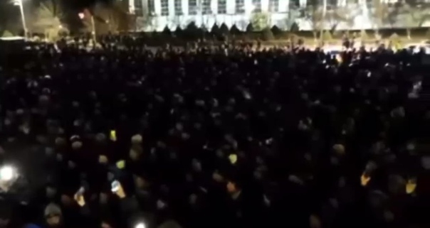 «старик, уходи!» в городах казахстана протестующие жгут костры на площадях (1)
