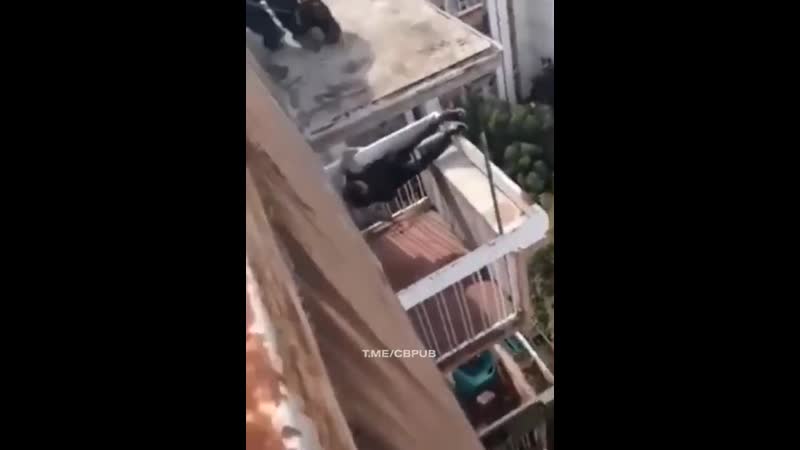 Сербские спасатели неудачно пытались спасти алкаша, который свалился с крыши на козырек балкона и уснул