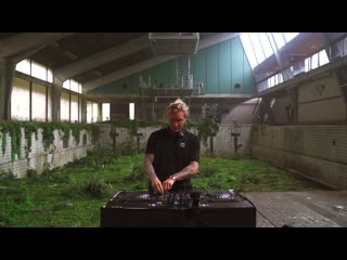 Morten live from an abandoned pool in denmark