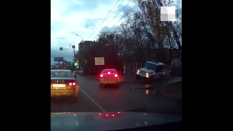 Челябинец въехал в полицейский уазик