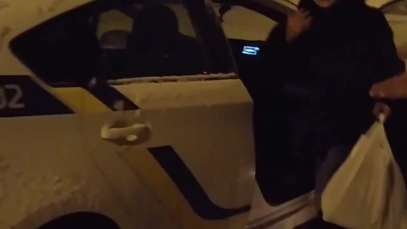 Люди знайшли в дніпрі залишену відкритою машину поліції