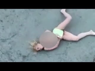 Молодая блондо мать в трусах извивается на асфальте real video