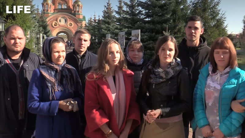 Молодые обвиняемого в секс священника вступились за отца