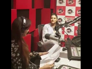 Kajol goes down memory lane with @rangeeliruchi from @feverfmofficial remembering her lite