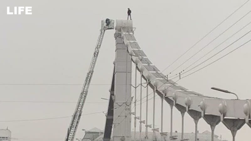 Мужик залез на опору крымского моста в москве