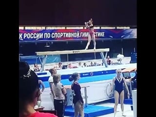 Вика комова квалификация, бревно