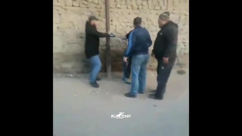 Самосуд над мужчиной, который обоссал могилу (дагестан, драка, избили, 2020)