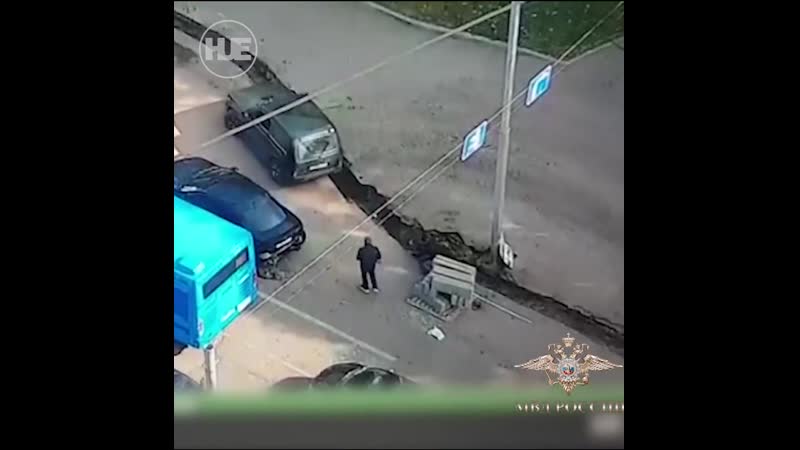 Двое приезжих с кувалдой напали на машину в москве