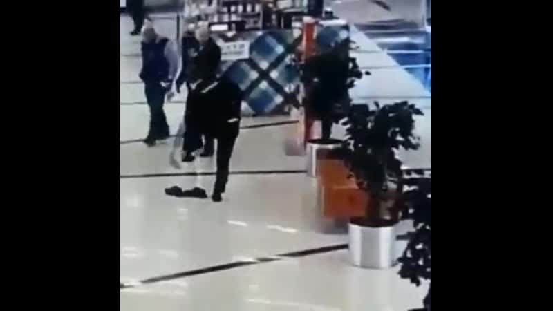 Разулся и уработал двоих охранников