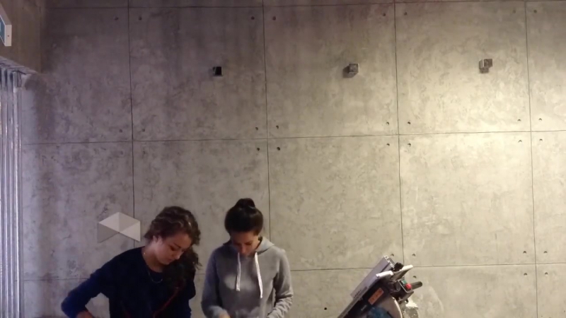 Декоративное панно из треугольников начало монтажа