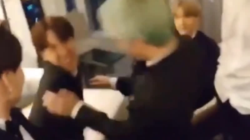 Хосок тверкает, а тэхен ржет