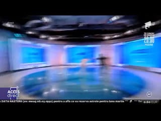 Голая женщина выбежала и попыталась кинуть камень в ведущую