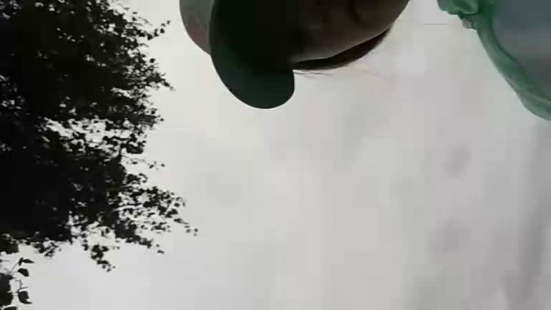 Едим с сестрой замороженные креветки