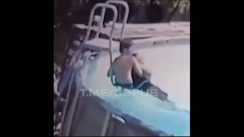 18 летний мальчик спас маму, у которой случился припадок в бассейне