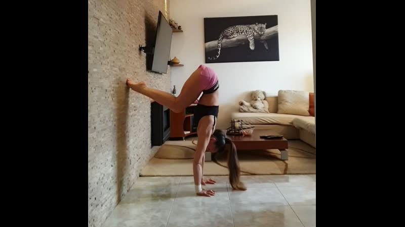 Iana suiarko shoulders/hips line on handstand workout