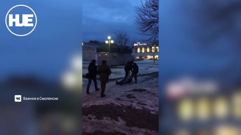 В смоленске полицейские приволокли пьяного пассажира в участок