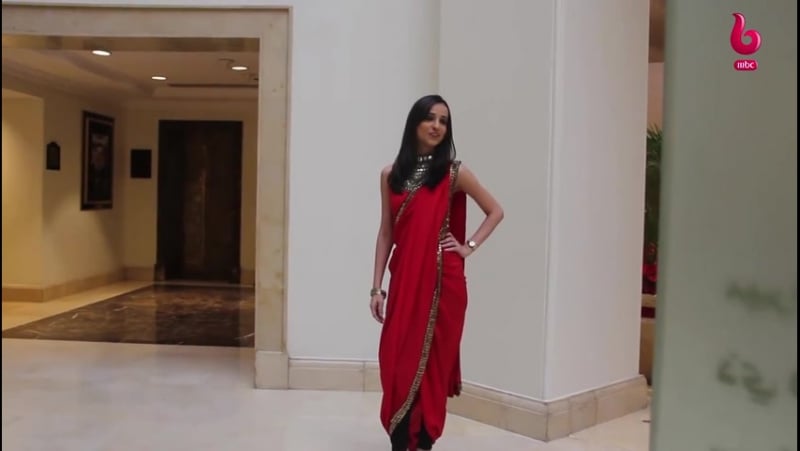 Саная позирует перед камерой каир,