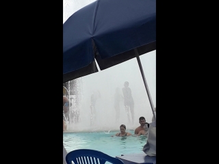 Se refrescando de um intenso calor no amazonas em um balneario local 2