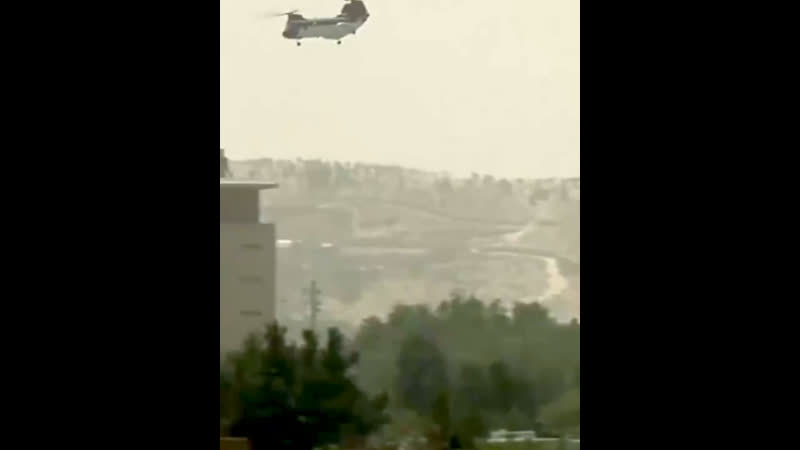 Транспортный вертолет ввс сша эвакуирует людей и имущество из дипломатического представительства сша в кабуле