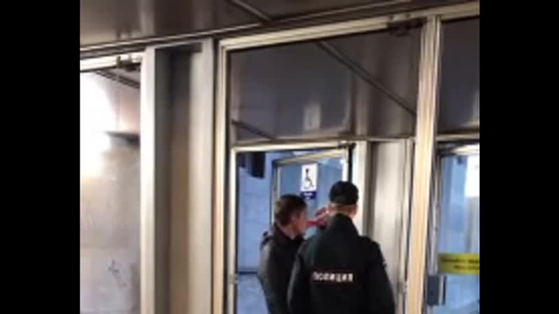 Унижение полицейского алкашом в питере