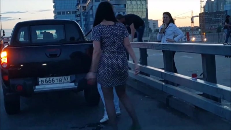 Решала девушка. Девушка одиночный пикет. Решала девушка. Физрук минус. Спортивный машина и красавица молодой мужик.