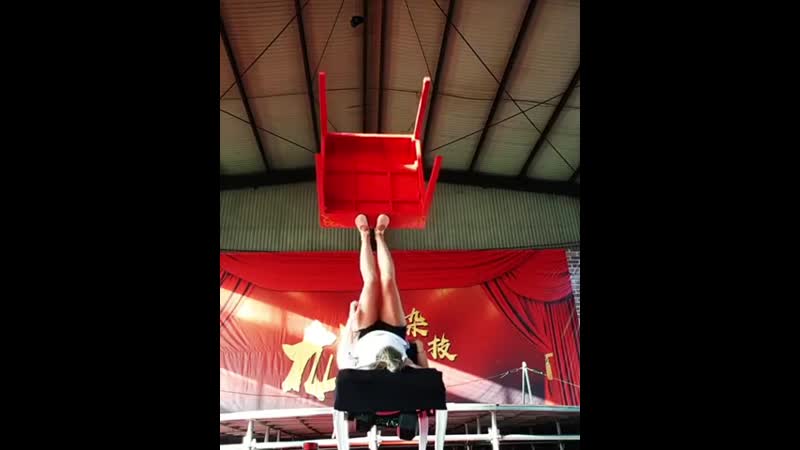 Жонглирование ногами