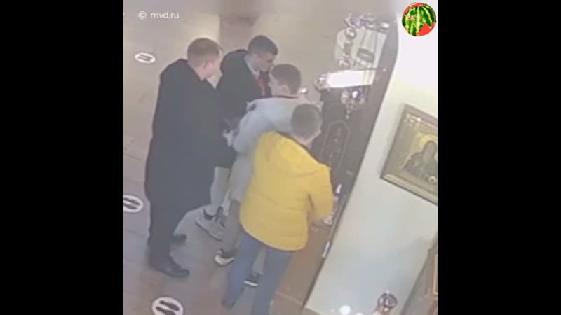 В новогиреево прихожане "обнесли" культовое сооружение пока "молились"